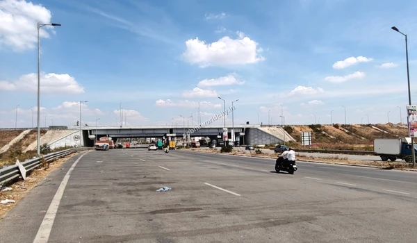 Vehicles approaching the Kolar underpass from the KR Puram side, demonstrating the excellent connectivity to Sobha World City