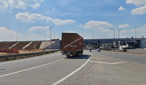 Two-wheeler commuters easily traversing the wide multi-lane highway that provides prime accessibility to Sobha World City.
