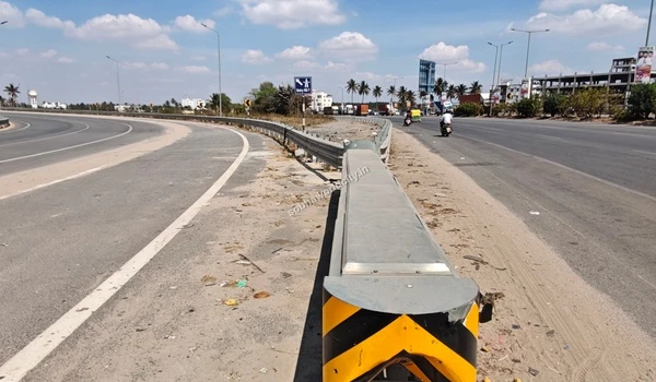 The dedicated commuter route splitting towards Hosur Road, offering a straight and easy drive to Kolar from Sobha World City.