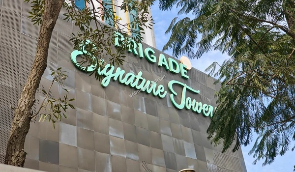 Lush landscaping surrounding the corporate offices at Brigade Signature Towers, located a short commute from Sobha World City