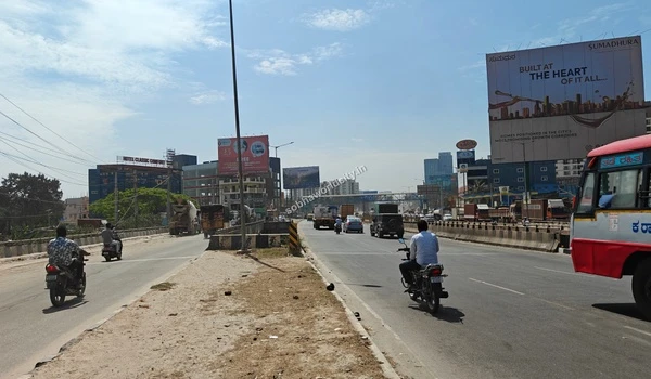 Commuters travelling along the spacious road towards Hoskote, reflecting the seamless daily commute experience from Sobha World City.