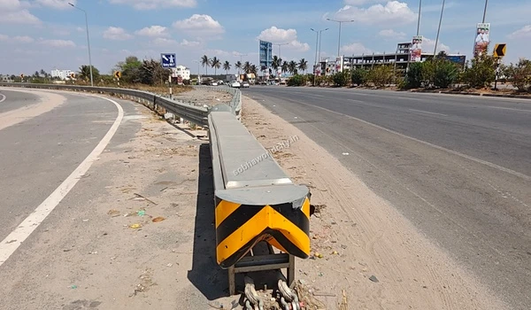 Highlighting the connectivity marvel of the divided highway, with one route pointing to Kolar and the other to Hosur Road, close to Sobha World City.