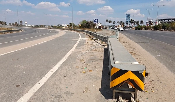 A dynamic view of the transport corridor where the Hosur Road ramp begins, providing straightforward navigation for Sobha World City residents.