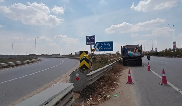 The active highway transport corridor featuring entry points to NE-7, showcasing the exceptional road infrastructure near Sobha World City.