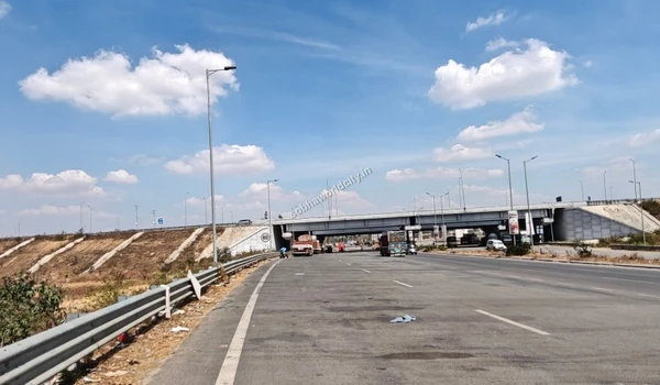 Wide angle perspective of the highway connectivity through the Kolar underpass from Hoskote, leading directly to the vicinity of Sobha World City