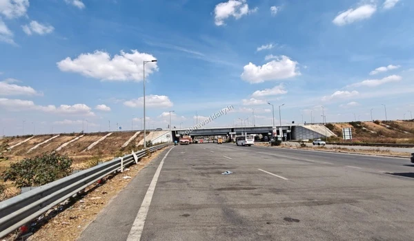 Navigating the underpass route from Hoskote towards Kolar, a major infrastructural benefit for future residents of Sobha World City