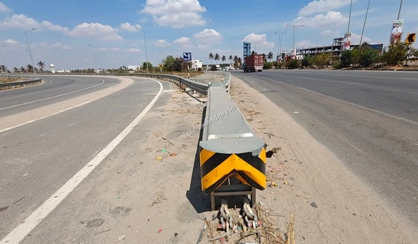 Modern road and barrier infrastructure guiding vehicles efficiently towards Kolar and Hosur Road by Sobha World City.