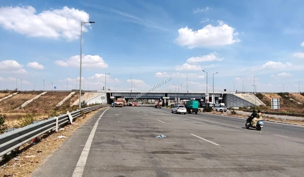 Wide angle shot of the accessible Kolar route from Hoskote, leading directly into the thriving neighborhood of Sobha World City