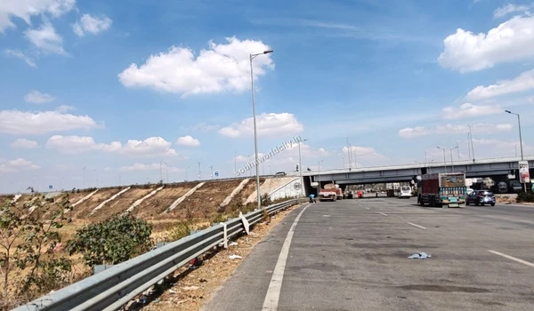 Smooth traffic flow on the route to Kolar via the underpass from KR Puram, reflecting the well-planned infrastructure near Sobha World City