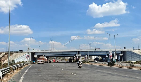 Scenic drive through the underpass towards Kolar from KR Puram, highlighting the excellent road network leading to Sobha World City