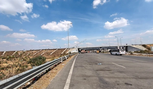 Approaching the underpass from the KR Puram junction towards Kolar, emphasizing the prime connectivity surrounding Sobha World City