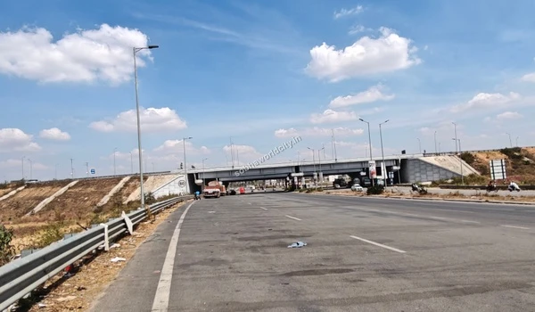 A clear perspective of the underpass route from KR Puram heading towards Kolar, ensuring fast travel to Sobha World City