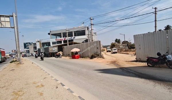 Strategic main road turning into the Sobha World City development site straight from the highly accessible KR Puram Hoskote highway.