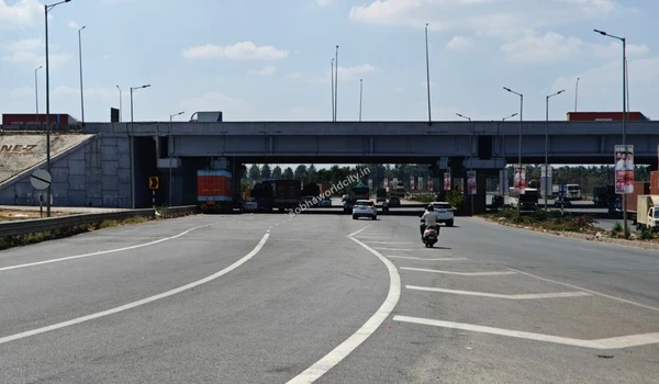 Clear, multi-lane highways facilitating fast and efficient daily transportation to and from the luxury residences at Sobha World City.