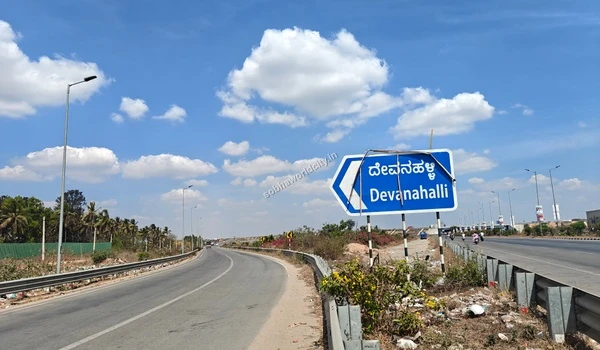 Busy neighborhood intersection highlighting the well-developed social infrastructure and commercial hubs surrounding Sobha World City.