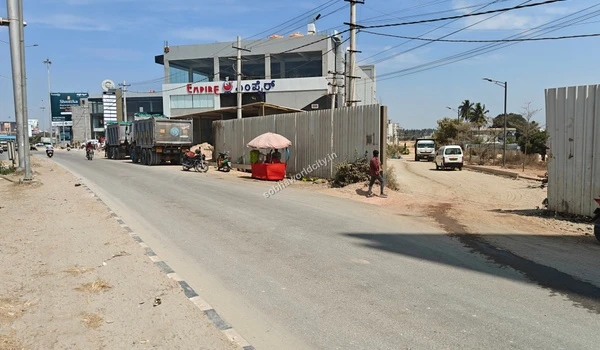 The prime strategic location of the Sobha World City project featuring direct access from the wide KR Puram Hoskote road network.