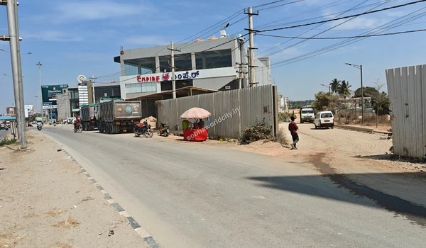 A daytime view showcasing the seamless approach into the Sobha World City construction site straight from the Old Madras Road.