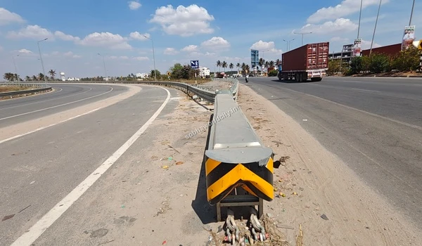 Seamless connection point on the highway offering direct routes to both Hosur Road and Kolar near the Sobha World City project.