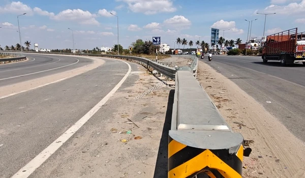 Strategic highway placement showing the barrier dividing the Hosur Road ramp and the Kolar route near the Sobha World City project.