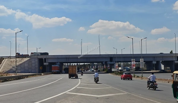 Vehicles utilizing the spacious underpass for a smooth and uninterrupted daily commute towards the Sobha World City township.