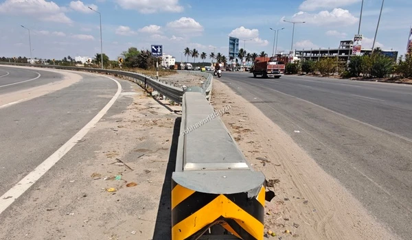 Expansive view of the expressway leading straight to Kolar, with the side ramp diverging to Hosur Road near Sobha World City.